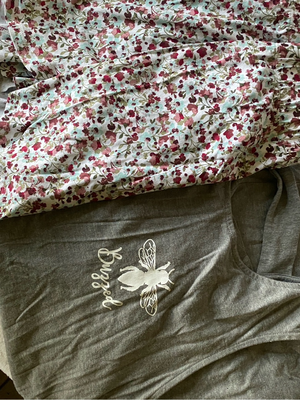 Grey 'Buzzed' Bee Graphic Tee with Floral Sleep/lounging Shorts size 18/20